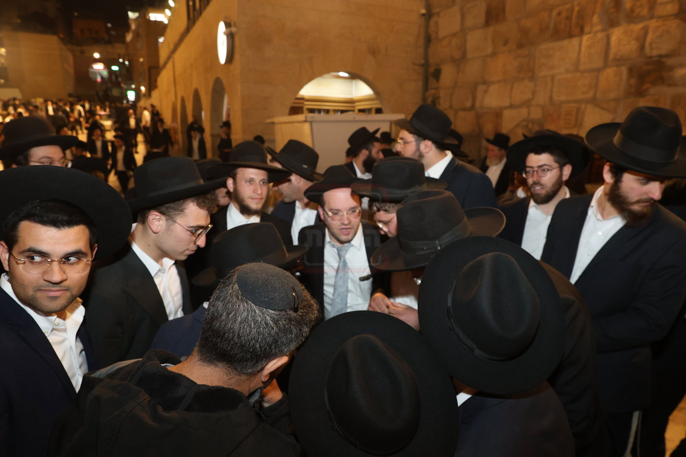 אדמורי"ם ורבנים בכותל - אסרו חג שבועות