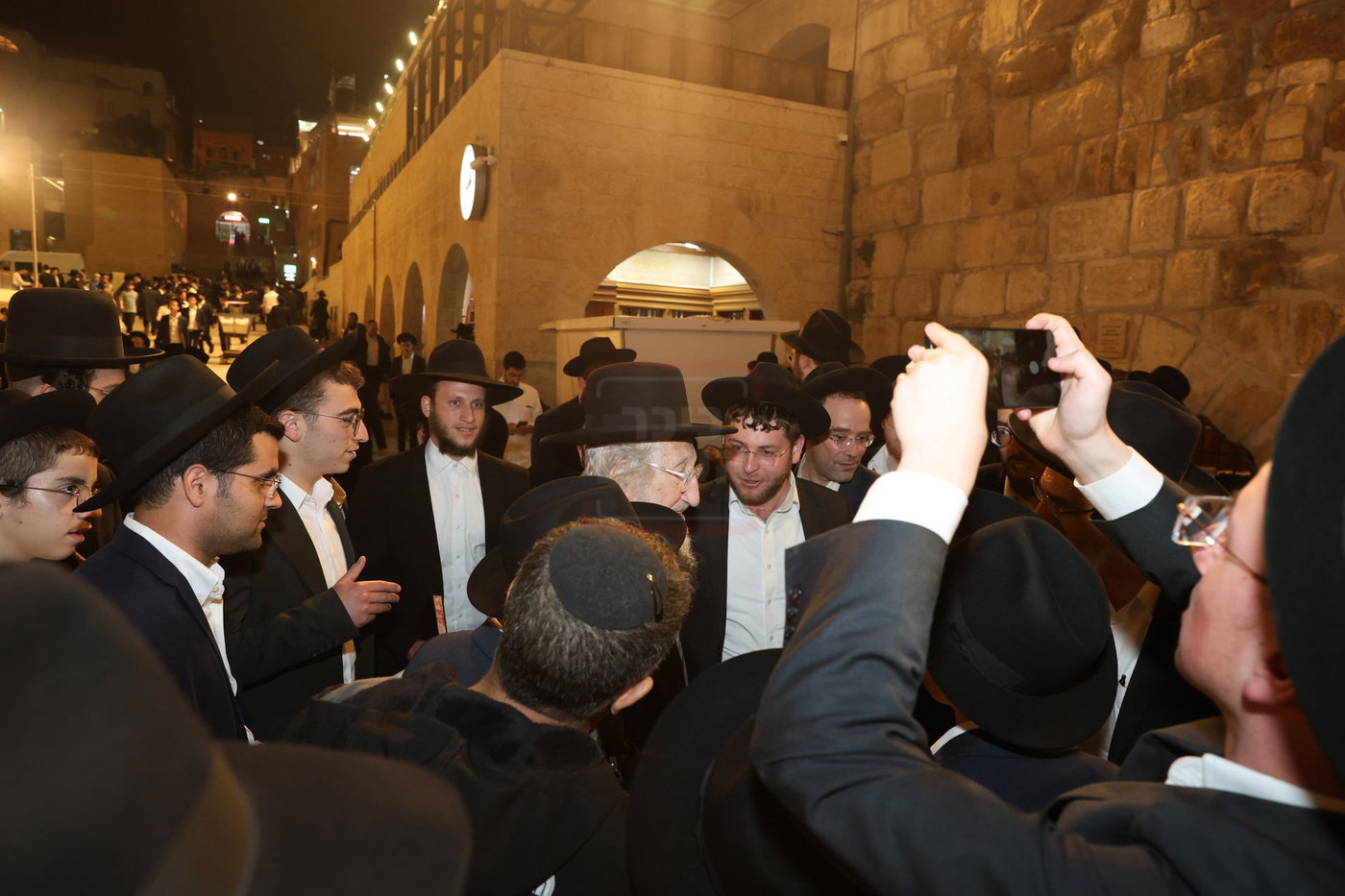אדמורי"ם ורבנים בכותל - אסרו חג שבועות