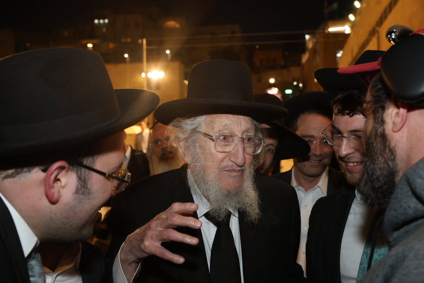 אדמורי"ם ורבנים בכותל - אסרו חג שבועות