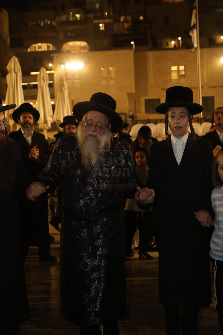 אדמורי"ם ורבנים בכותל - אסרו חג שבועות