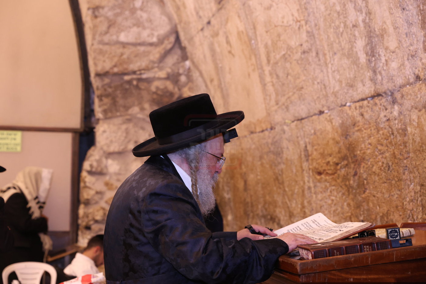 האדמו"ר מלעלוב ב"פ בכותל - אסרו חג שבועות