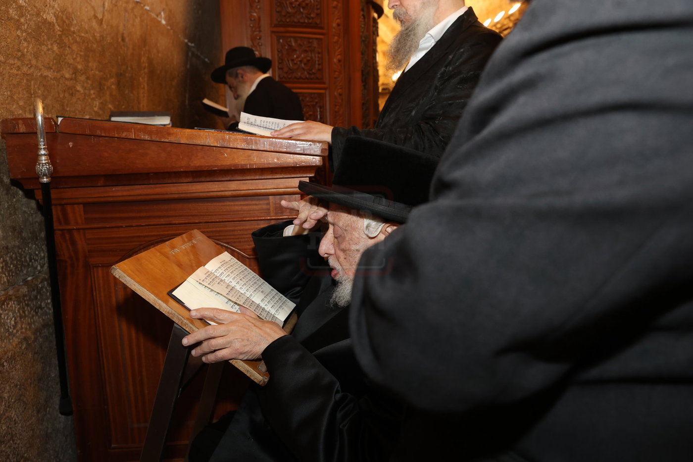 אדמורי"ם ורבנים בכותל - אסרו חג שבועות