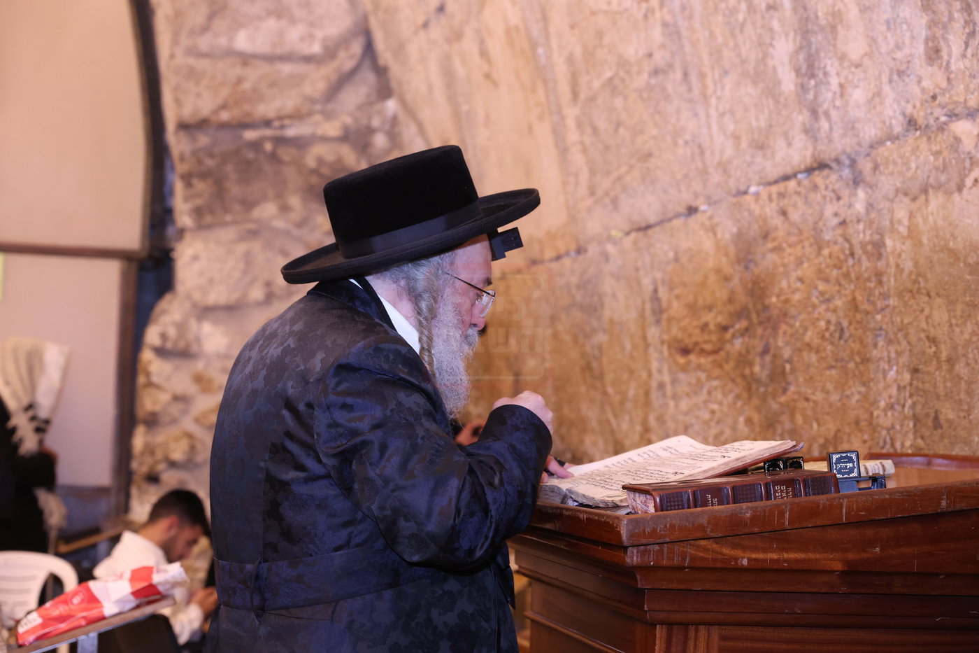 אדמורי"ם ורבנים בכותל - אסרו חג שבועות