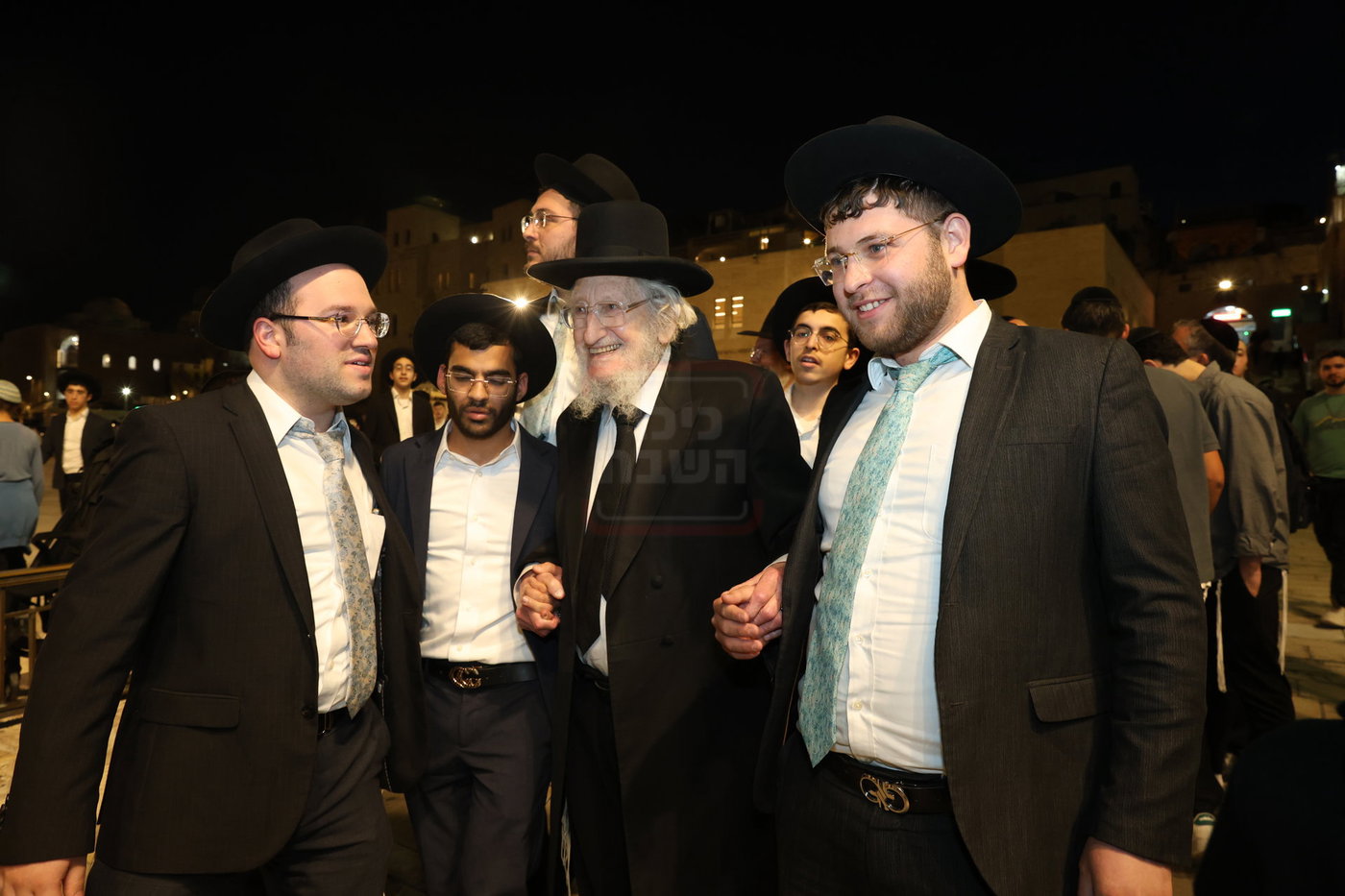 אדמורי"ם ורבנים בכותל - אסרו חג שבועות