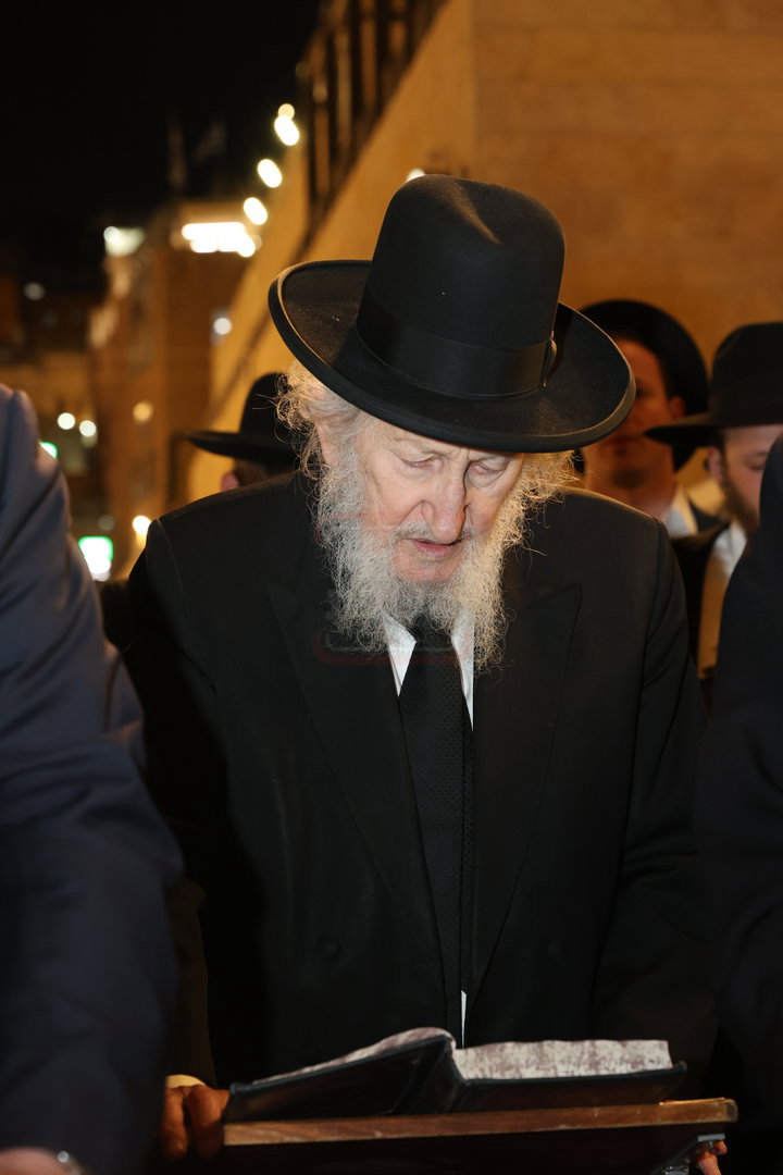 אדמורי"ם ורבנים בכותל - אסרו חג שבועות