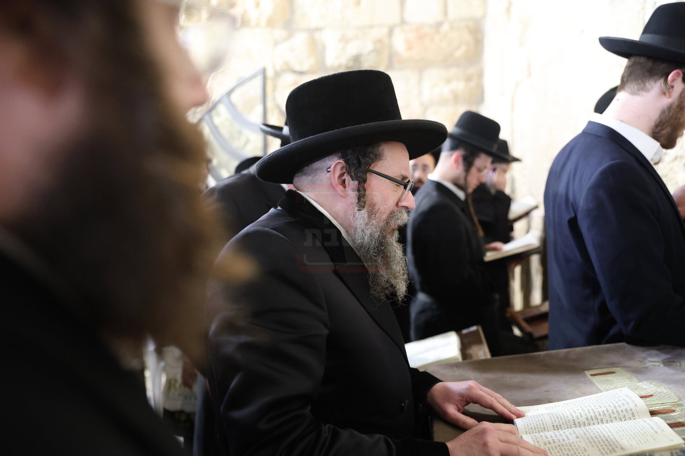 אדמורי"ם ורבנים בכותל - אסרו חג שבועות