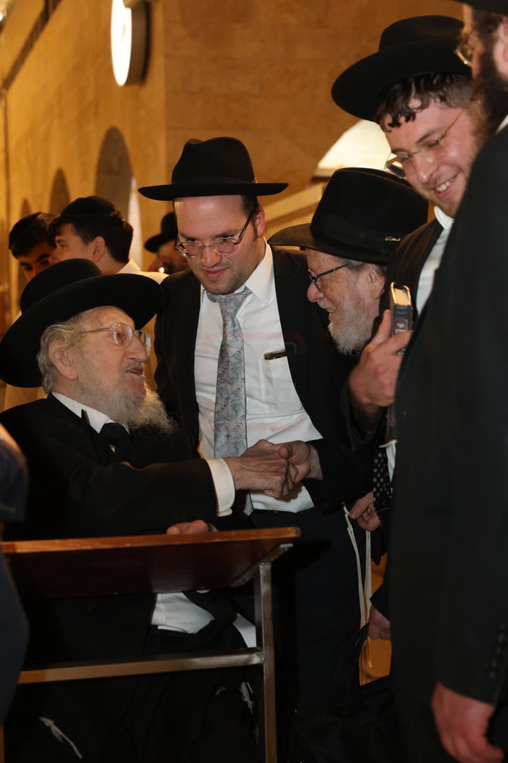 אדמורי"ם ורבנים בכותל - אסרו חג שבועות