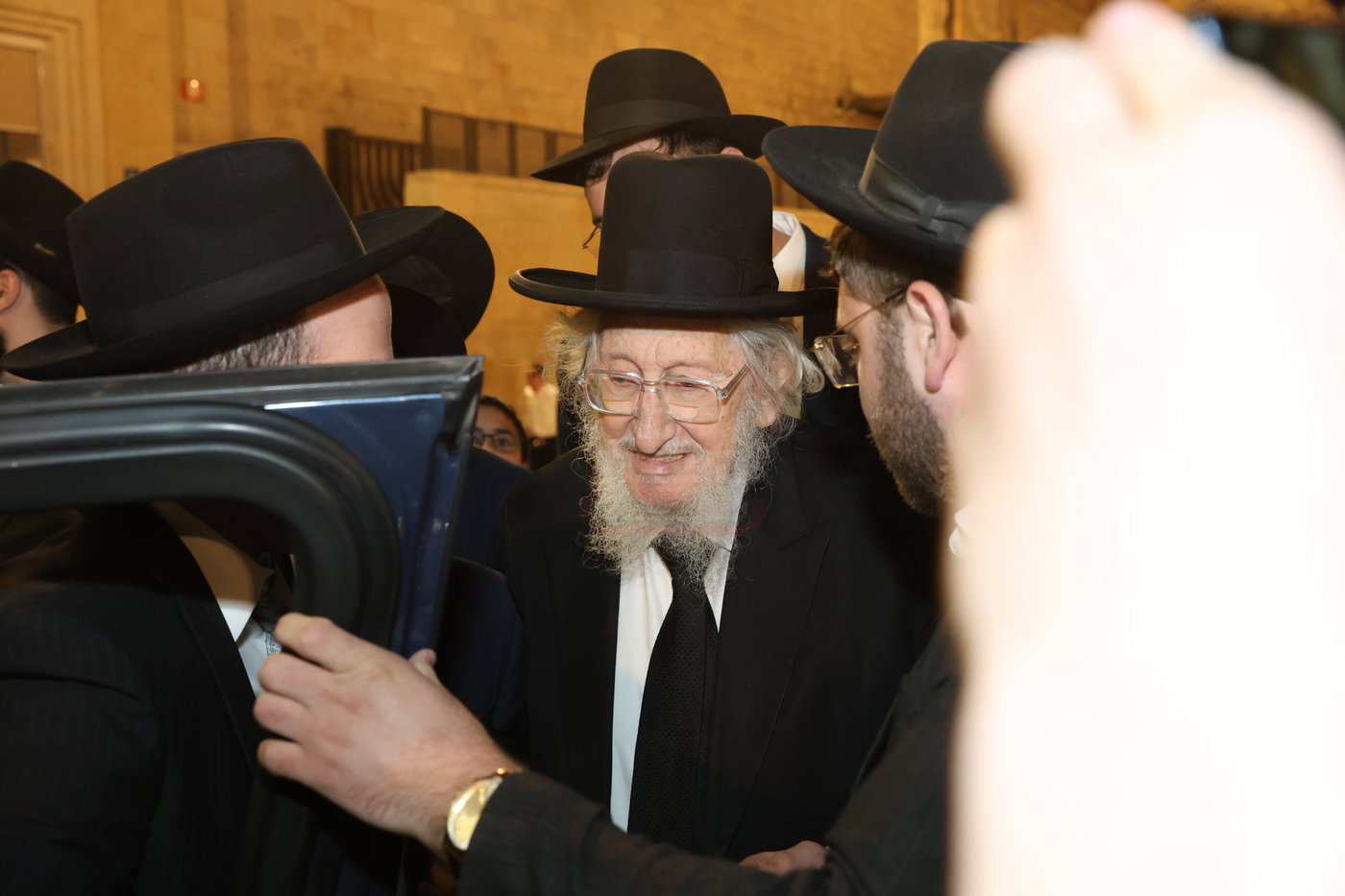 אדמורי"ם ורבנים בכותל - אסרו חג שבועות