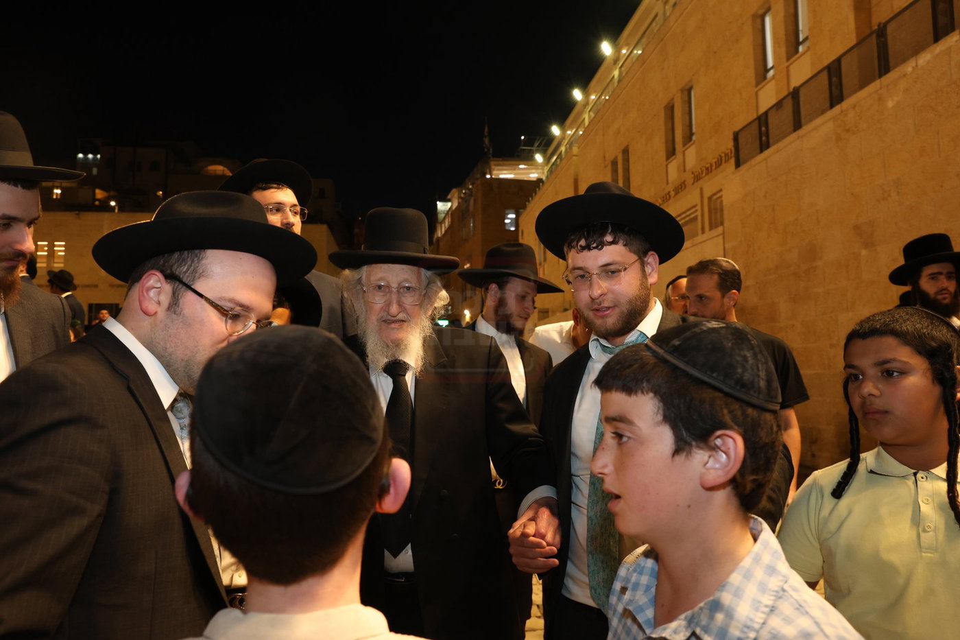 אדמורי"ם ורבנים בכותל - אסרו חג שבועות