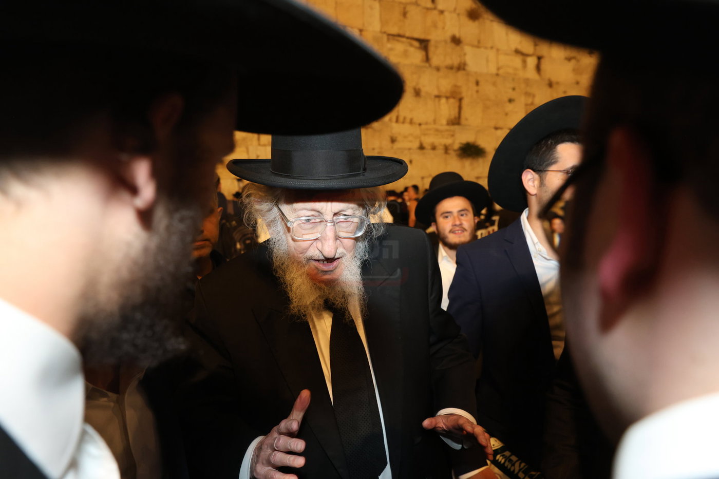אדמורי"ם ורבנים בכותל - אסרו חג שבועות