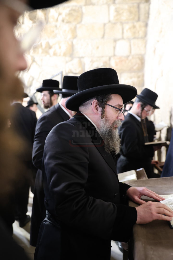 אדמורי"ם ורבנים בכותל - אסרו חג שבועות