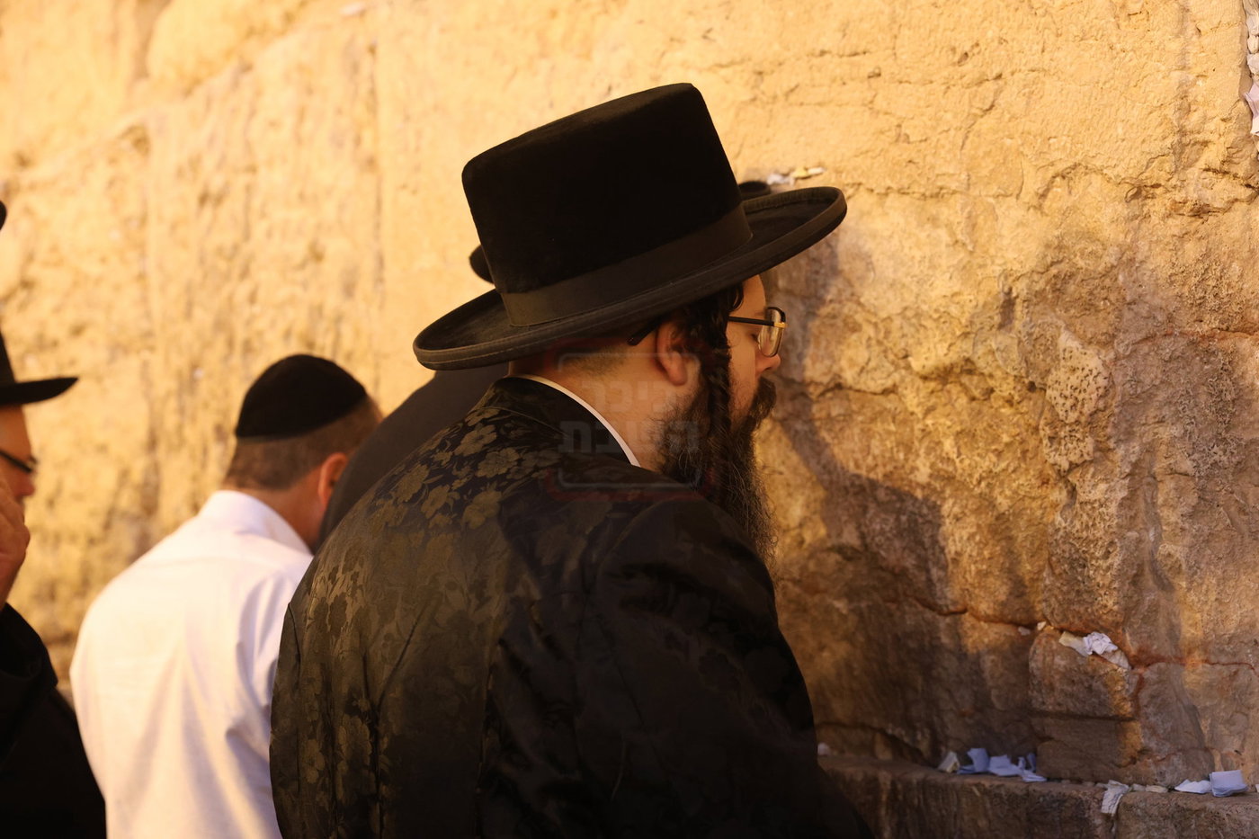 אדמורי"ם ורבנים בכותל - אסרו חג שבועות