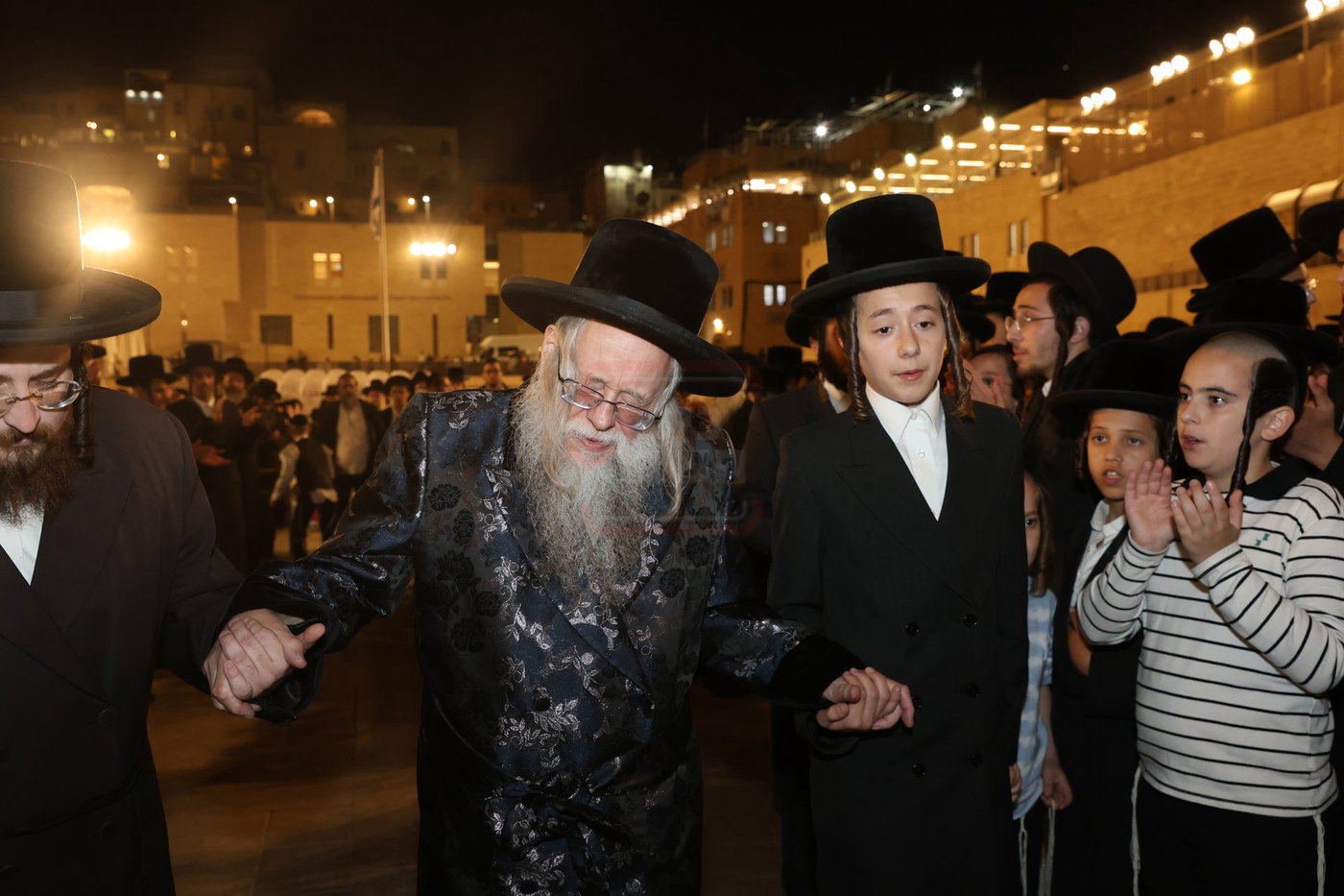אדמורי"ם ורבנים בכותל - אסרו חג שבועות