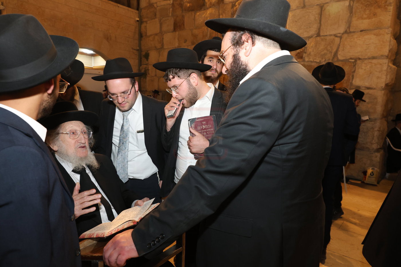 אדמורי"ם ורבנים בכותל - אסרו חג שבועות