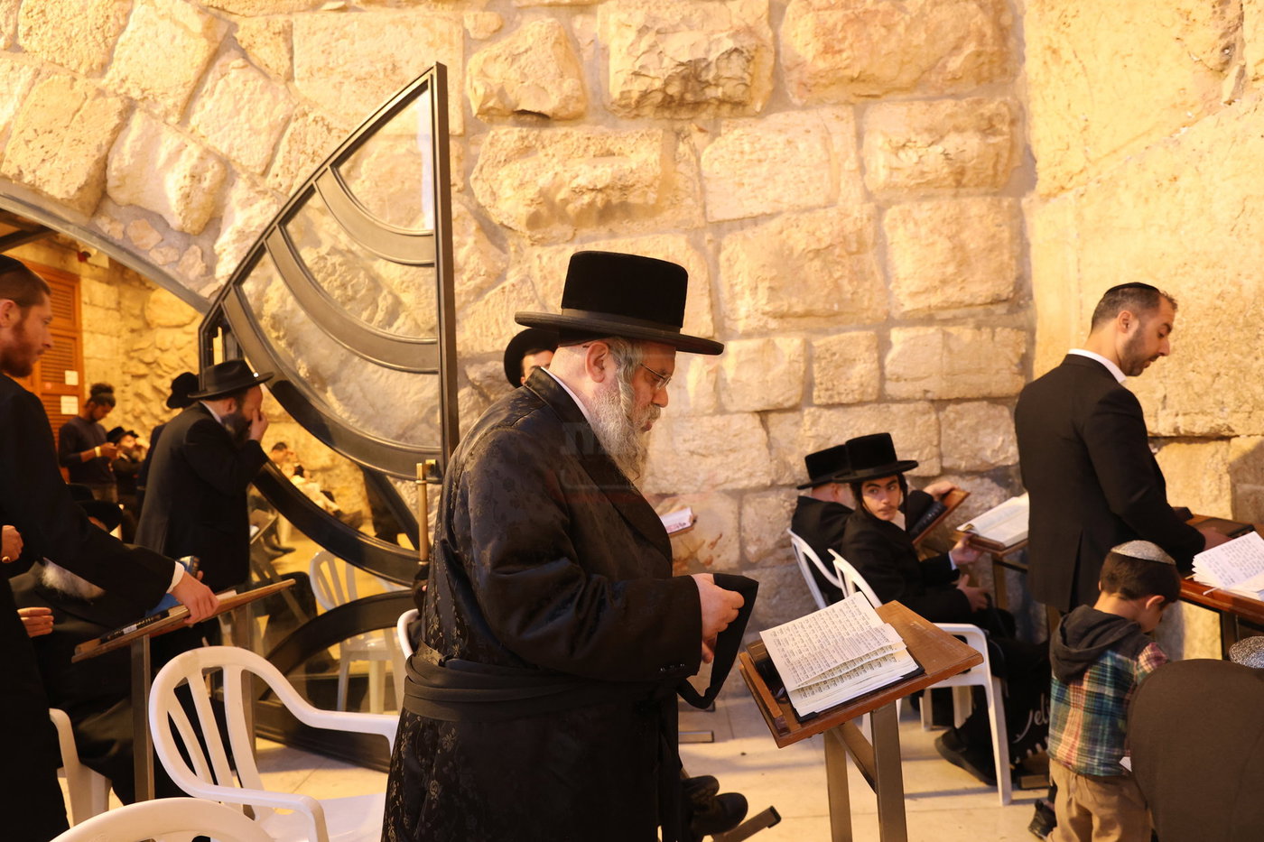 הגרא"פ מוטעצן בכותל - אסרו חג שבועות
