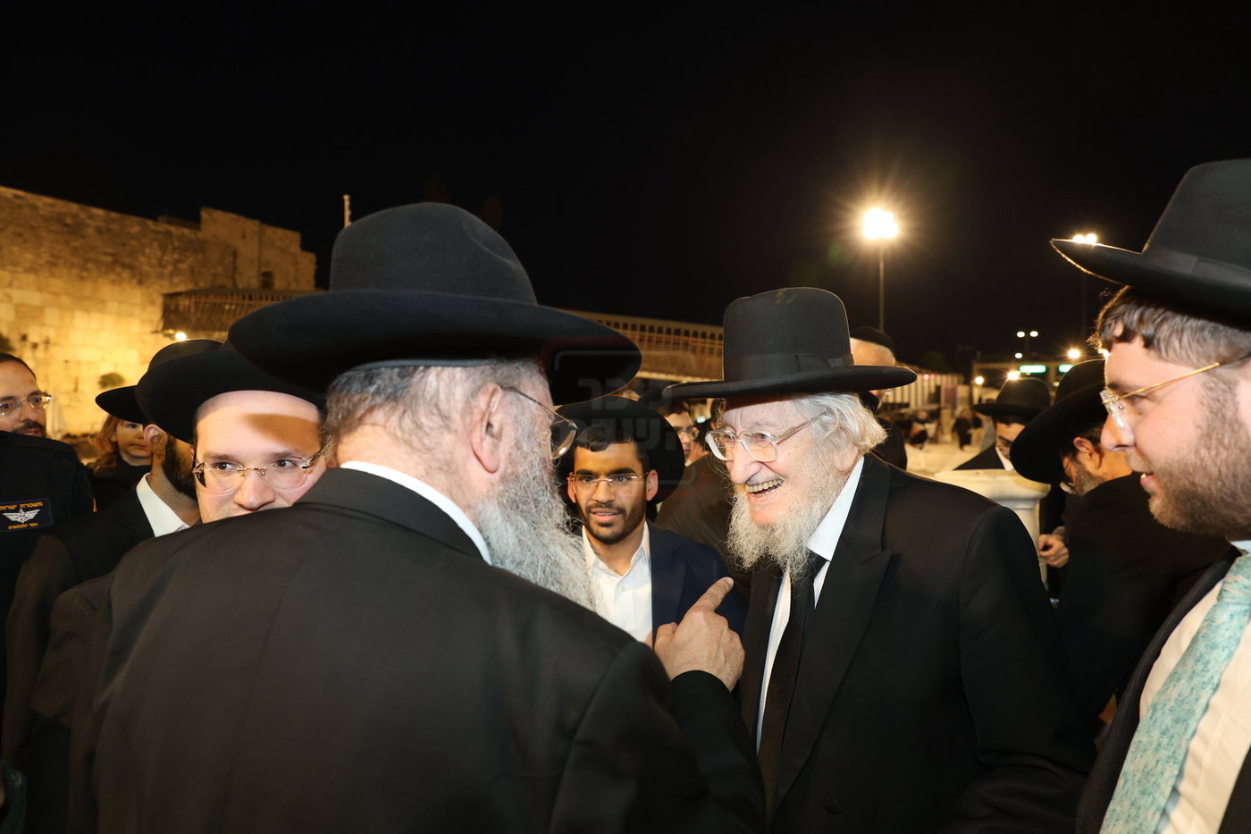 אדמורי"ם ורבנים בכותל - אסרו חג שבועות