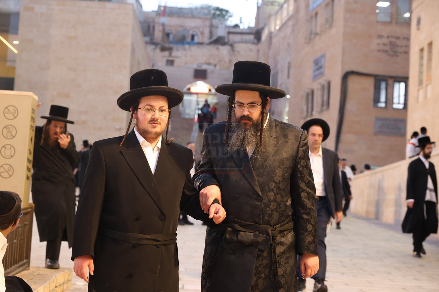 אדמורי"ם ורבנים בכותל - אסרו חג שבועות
