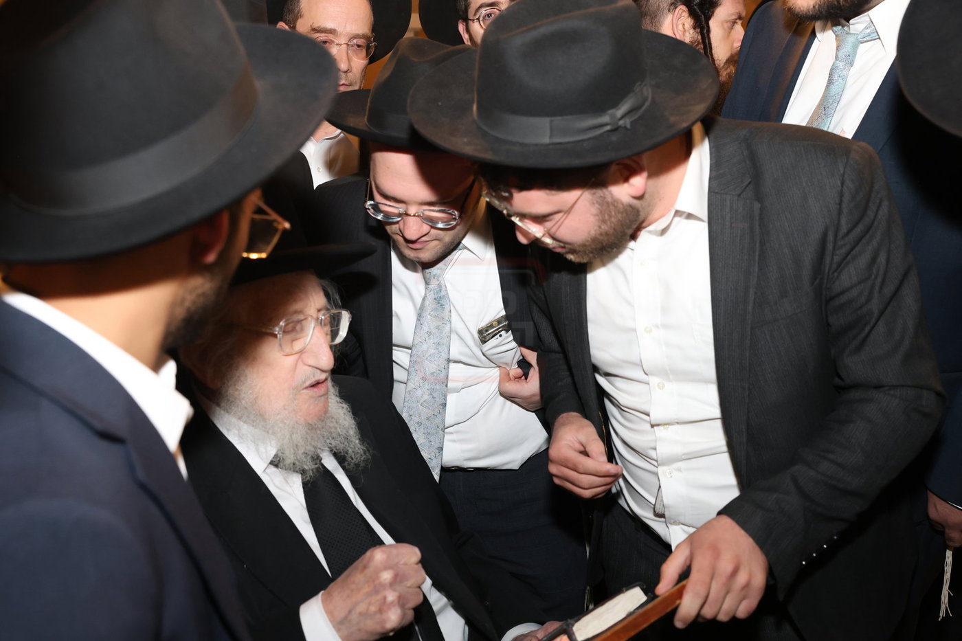 אדמורי"ם ורבנים בכותל - אסרו חג שבועות