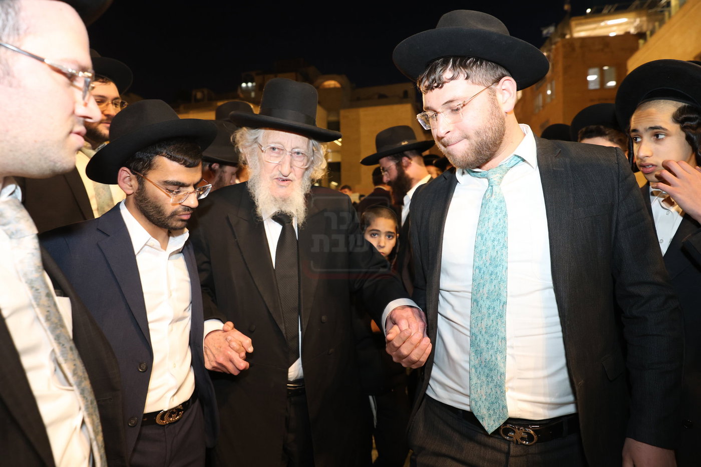 אדמורי"ם ורבנים בכותל - אסרו חג שבועות