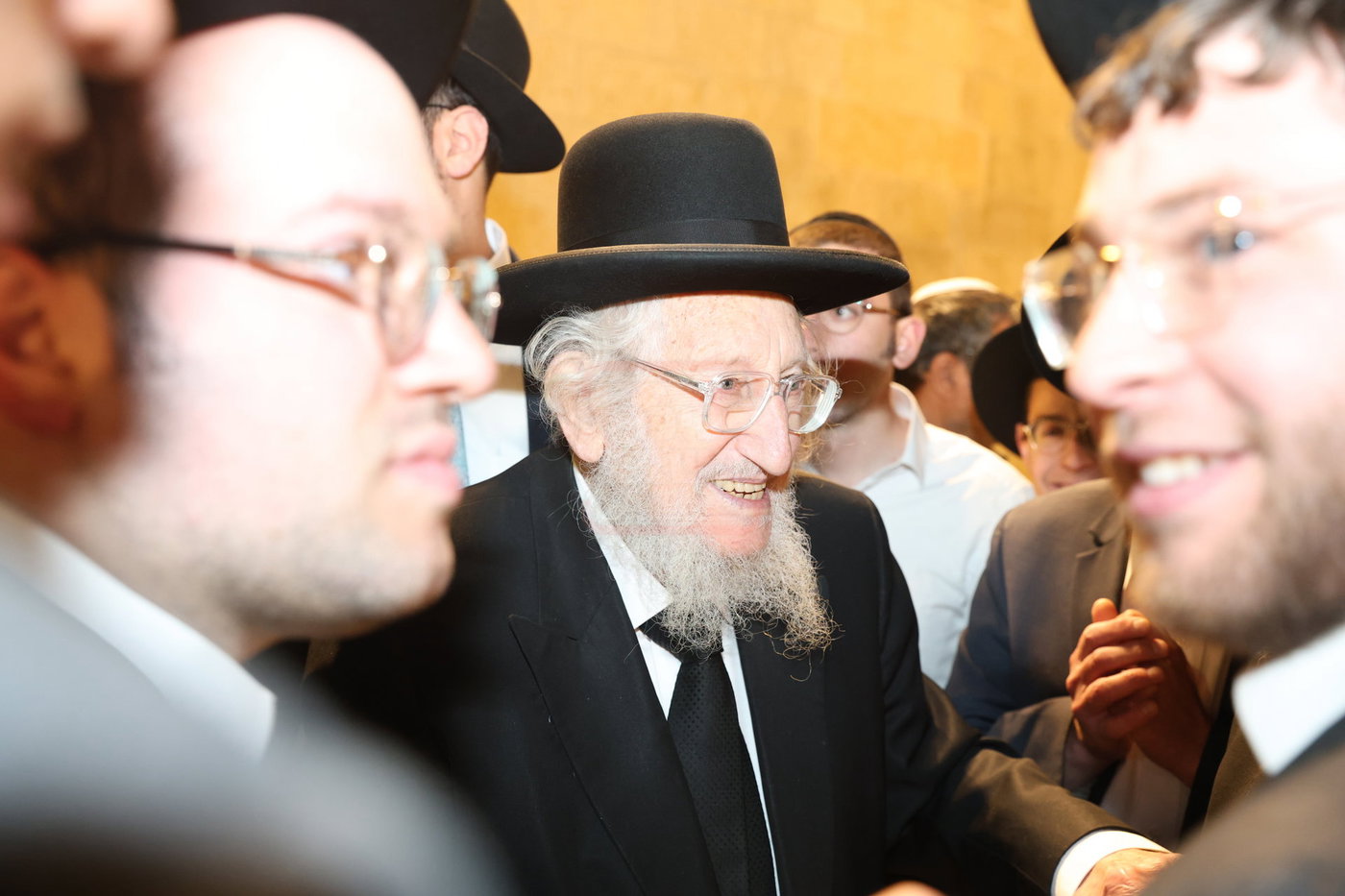 אדמורי"ם ורבנים בכותל - אסרו חג שבועות