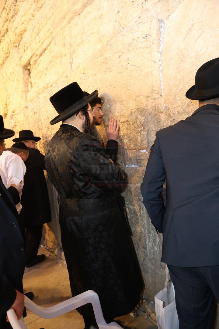אדמורי"ם ורבנים בכותל - אסרו חג שבועות