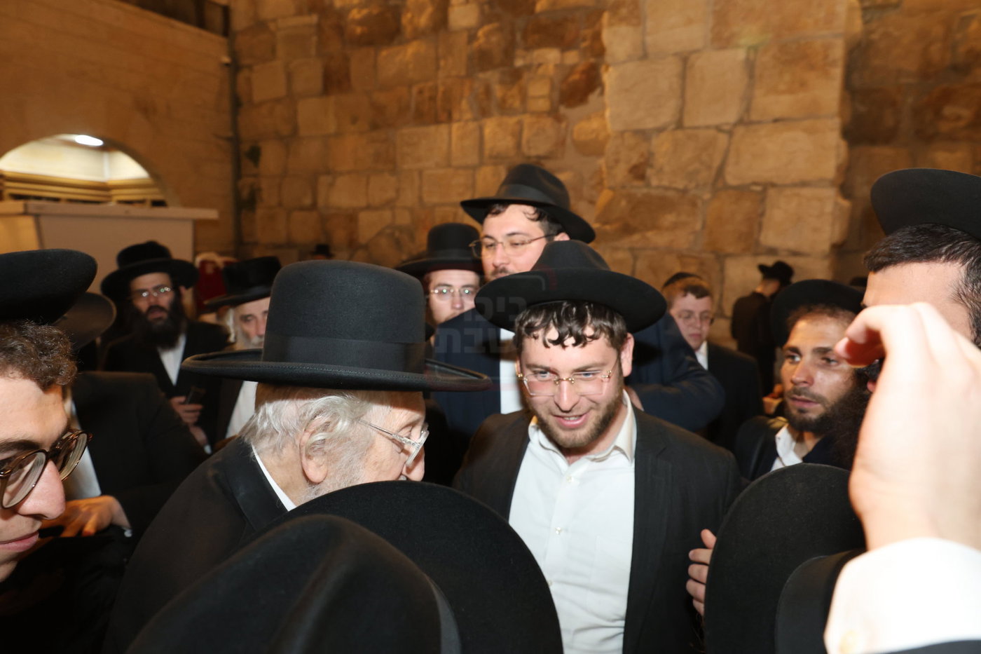 אדמורי"ם ורבנים בכותל - אסרו חג שבועות