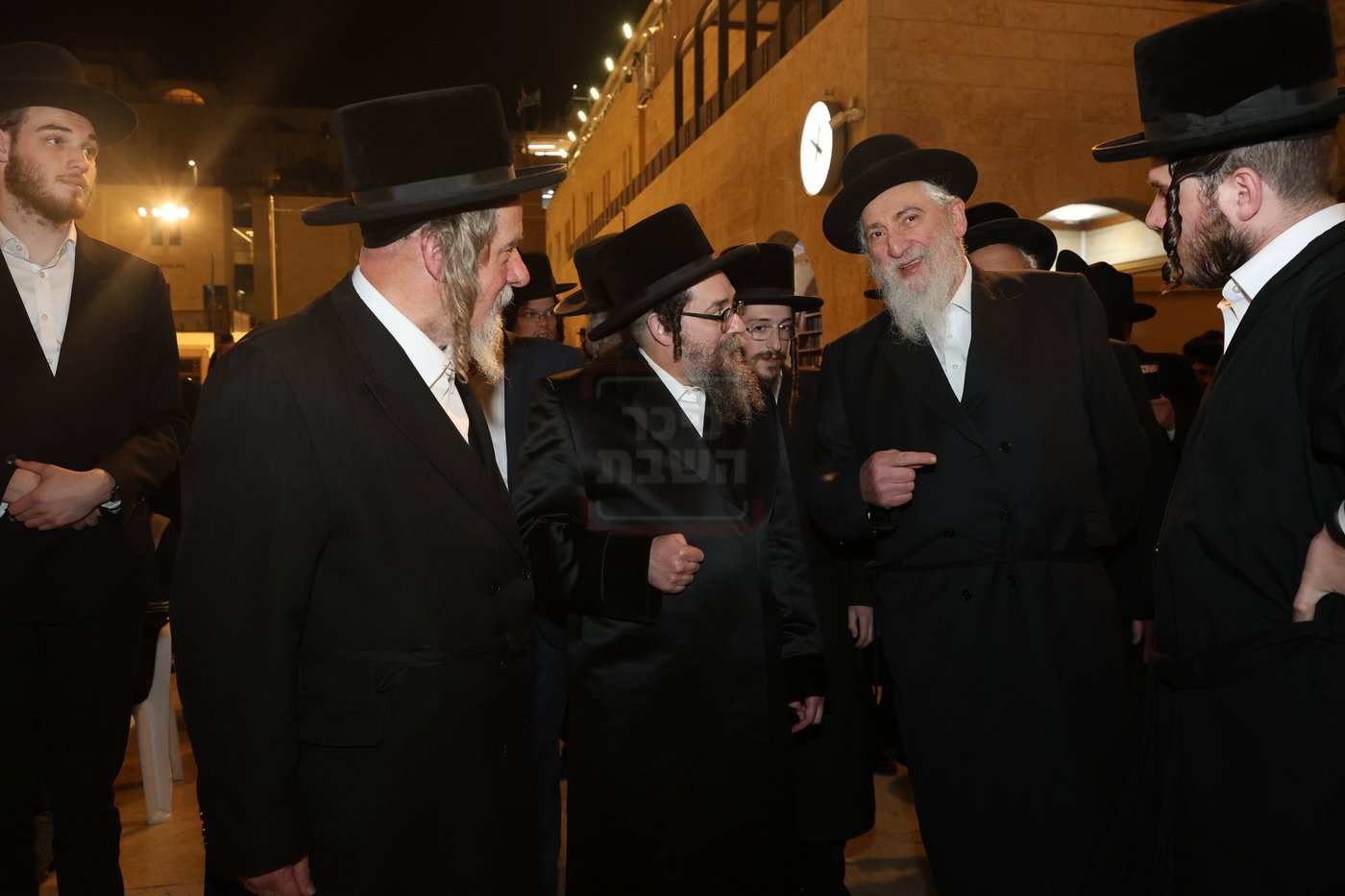 אדמורי"ם ורבנים בכותל - אסרו חג שבועות