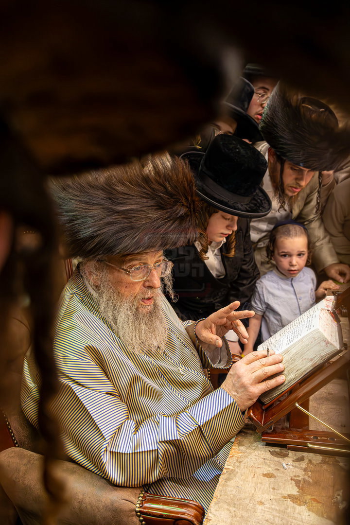 ערב החג בחצה"ק פינסק קרלין