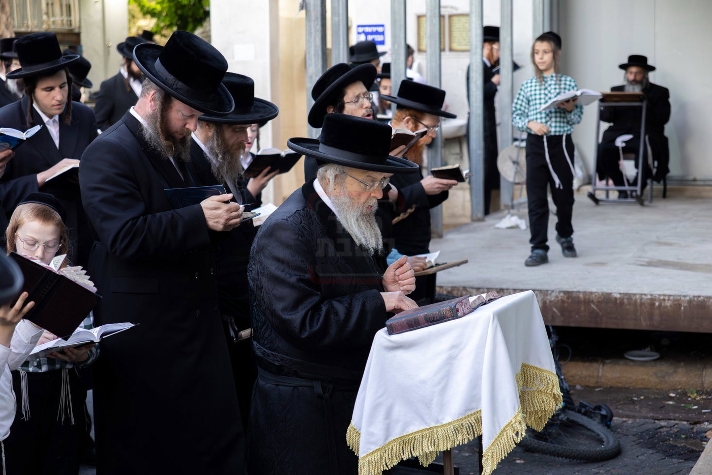 האדמו"ר מפינסק קרלין בקבר שמעון הצדיק