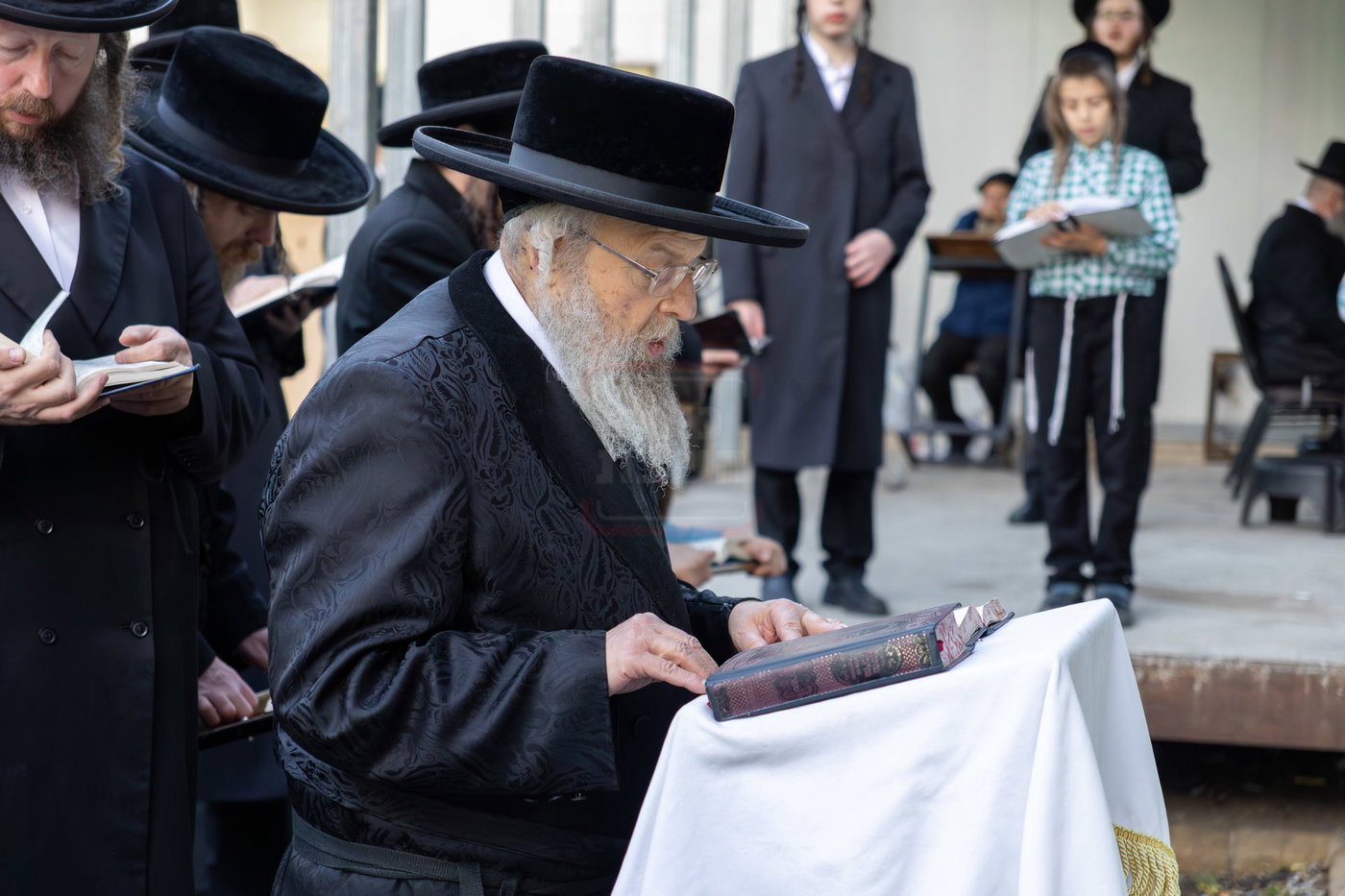 האדמו"ר מפינסק קרלין בקבר שמעון הצדיק