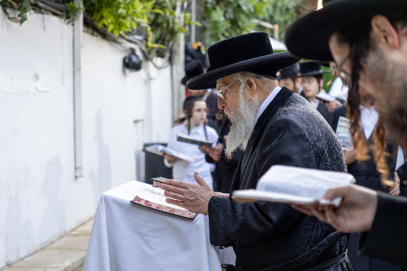 האדמו"ר מפינסק קרלין בקבר שמעון הצדיק