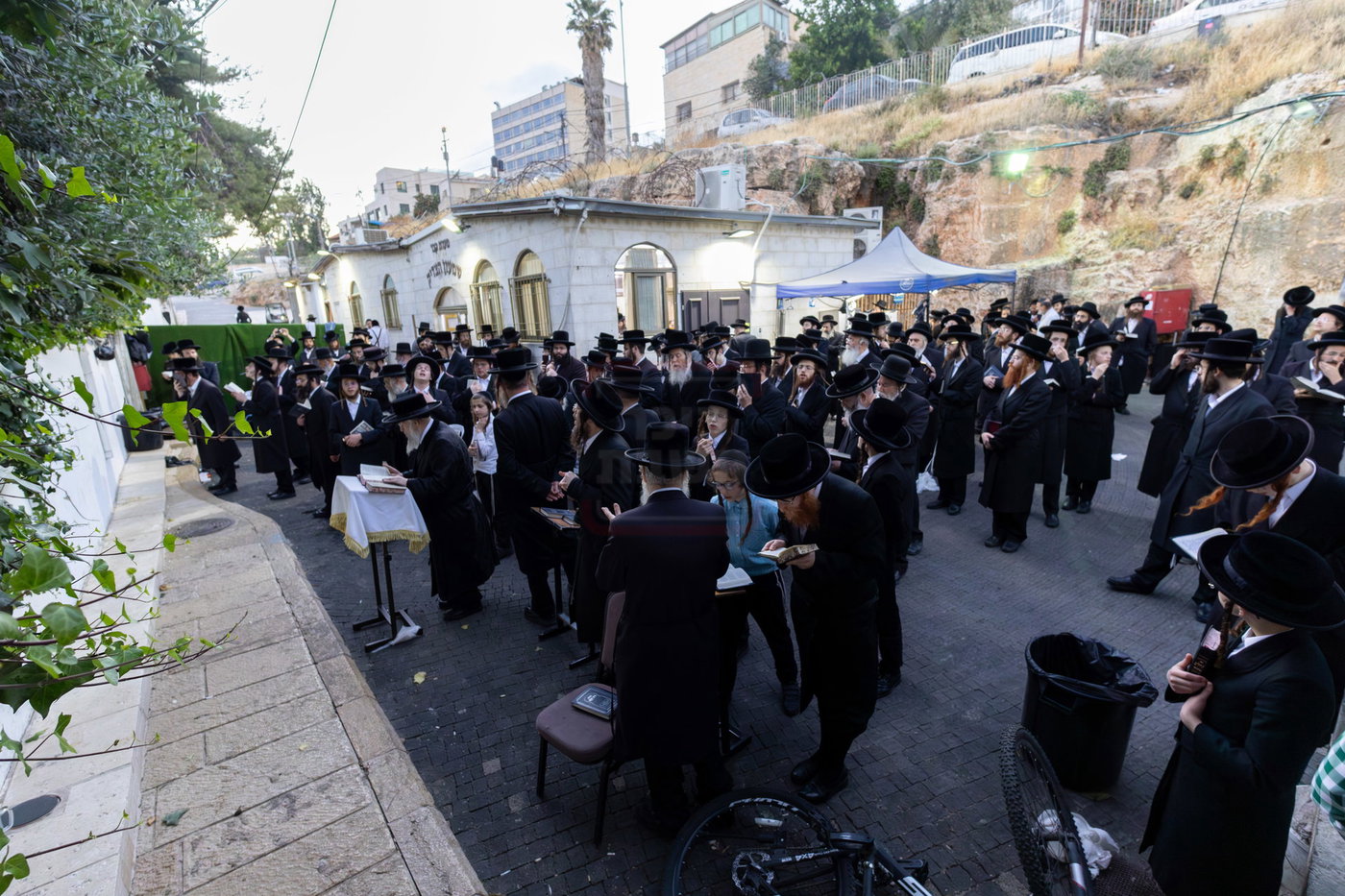 האדמו"ר מפינסק קרלין בקבר שמעון הצדיק