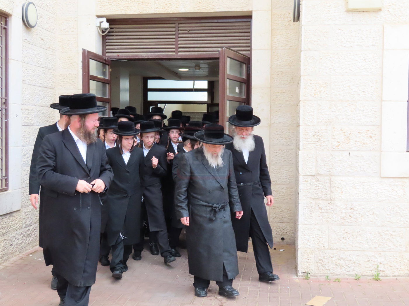 האדמו"ר מפינסק קרלין בביקור בישיבתו בביתר עילית