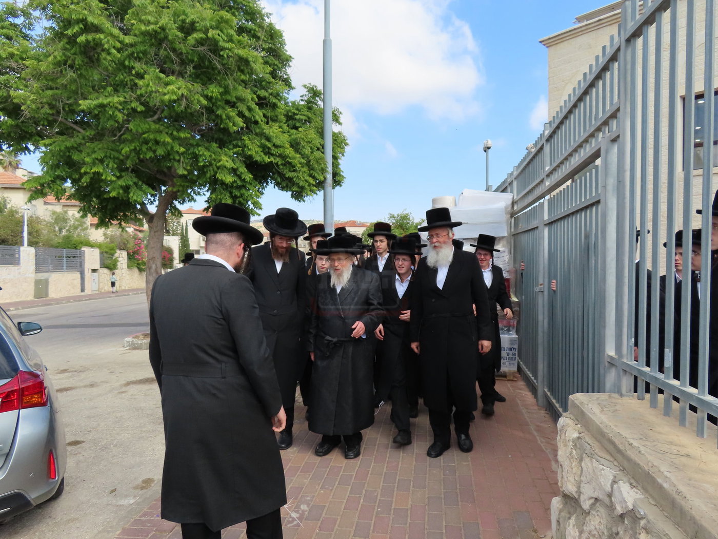 האדמו"ר מפינסק קרלין בביקור בישיבתו בביתר עילית
