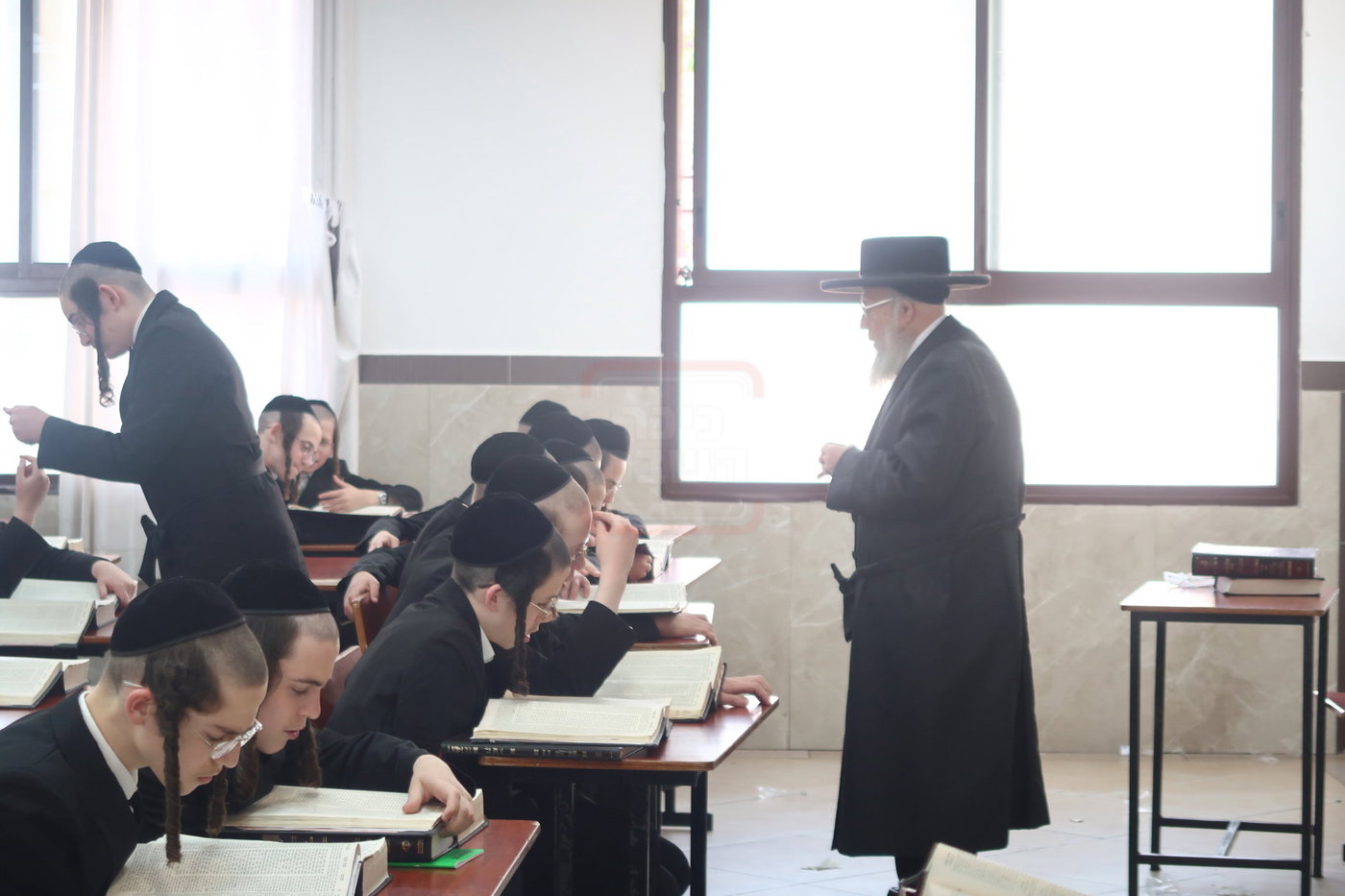 האדמו"ר מפינסק קרלין בביקור בישיבתו בביתר עילית