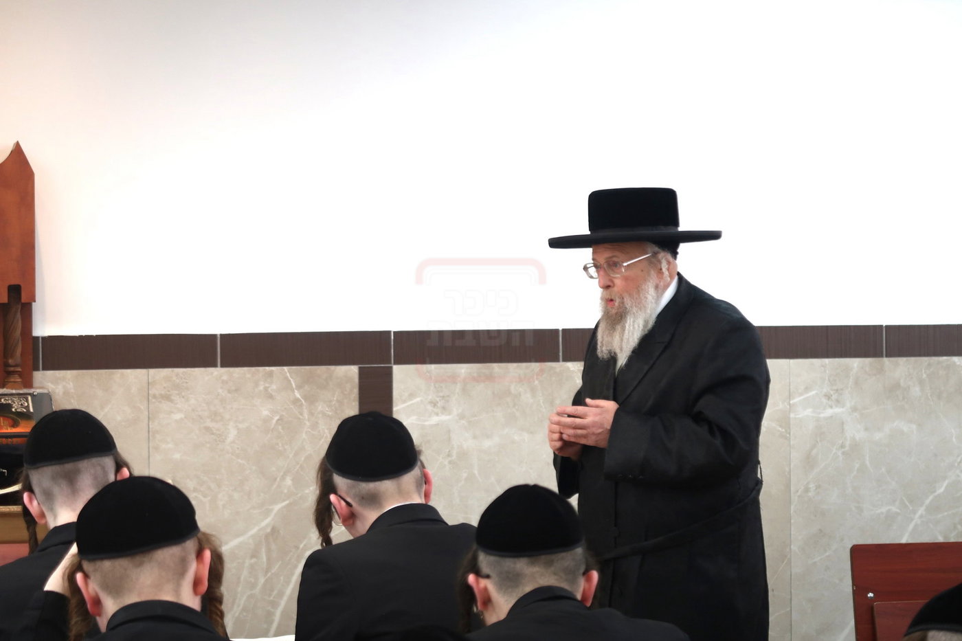 האדמו"ר מפינסק קרלין בביקור בישיבתו בביתר עילית