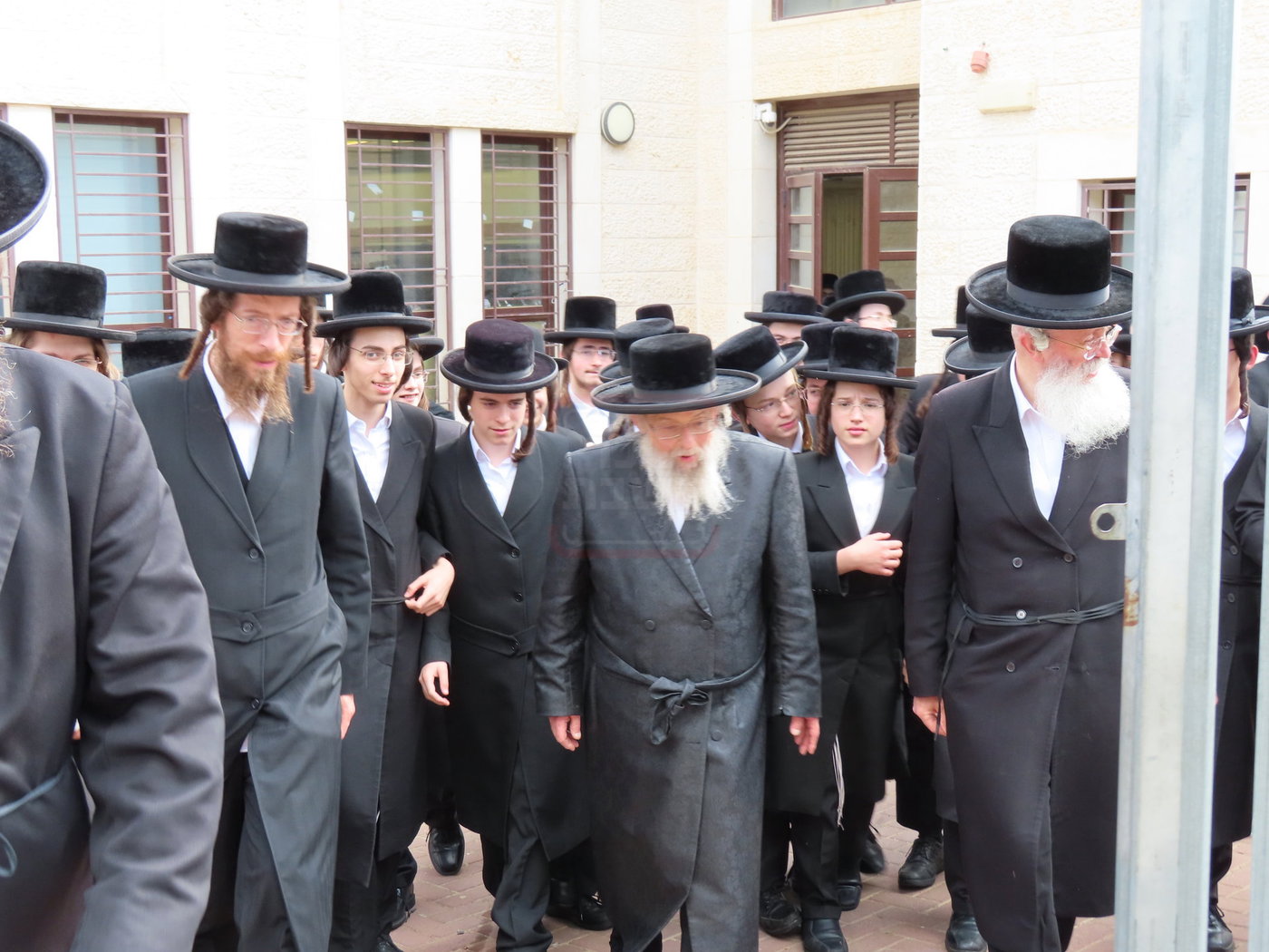האדמו"ר מפינסק קרלין בביקור בישיבתו בביתר עילית