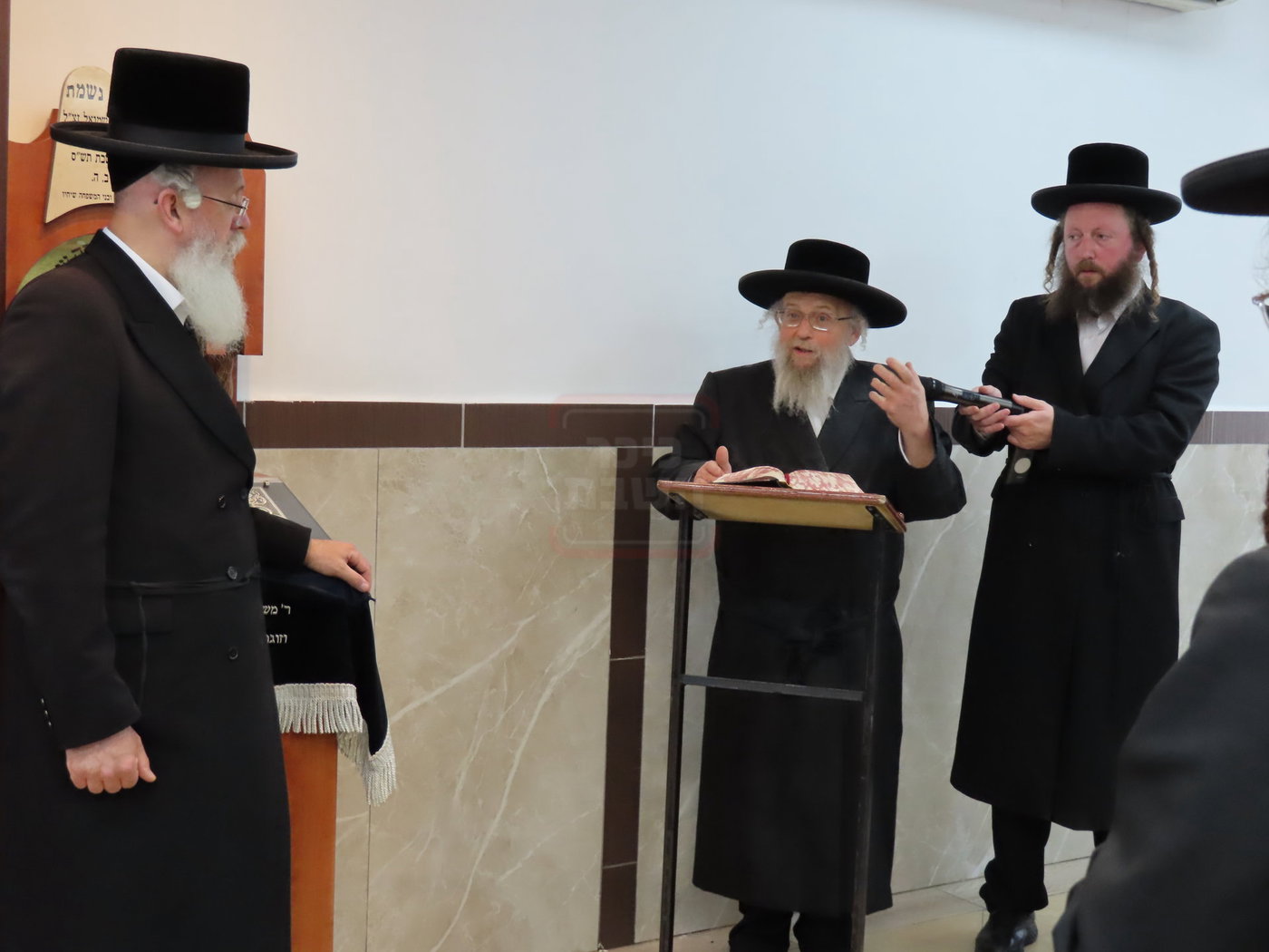 האדמו"ר מפינסק קרלין בביקור בישיבתו בביתר עילית