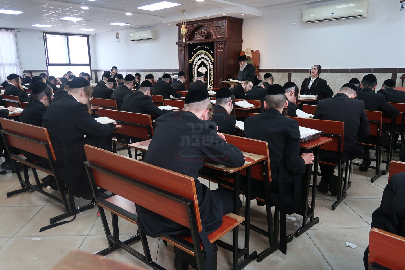 האדמו"ר מפינסק קרלין בביקור בישיבתו בביתר עילית