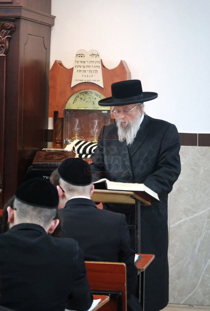האדמו"ר מפינסק קרלין בביקור בישיבתו בביתר עילית