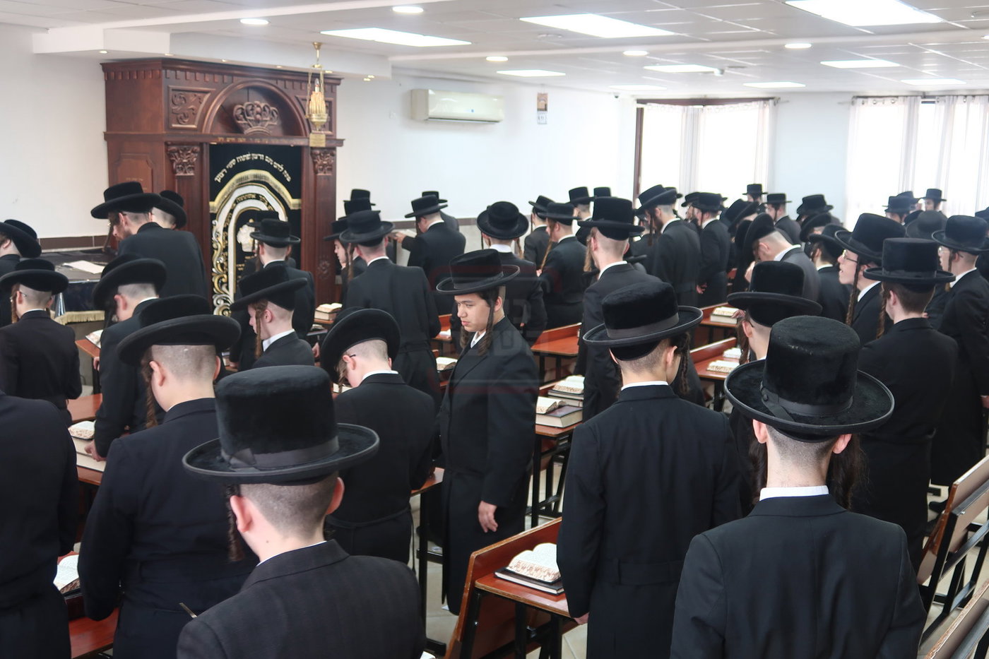 האדמו"ר מפינסק קרלין בביקור בישיבתו בביתר עילית