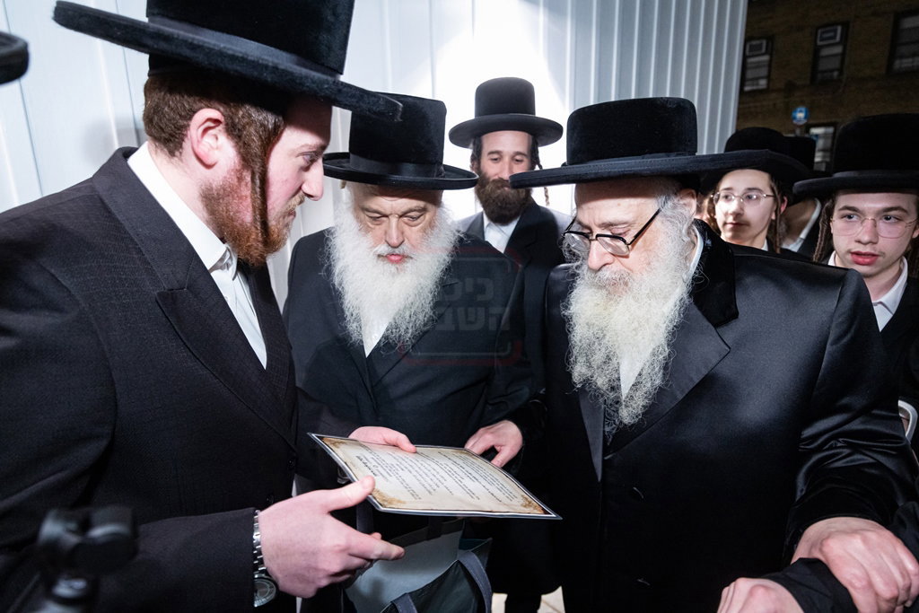 האדמו"ר מצאנז קלויזנבורג במצוות שילוח הקן