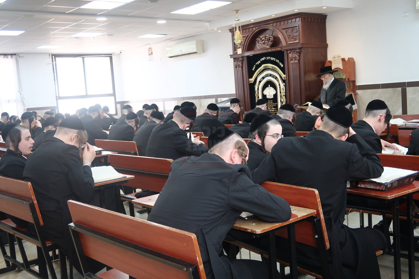 האדמו"ר מפינסק קרלין בביקור בישיבתו בביתר עילית