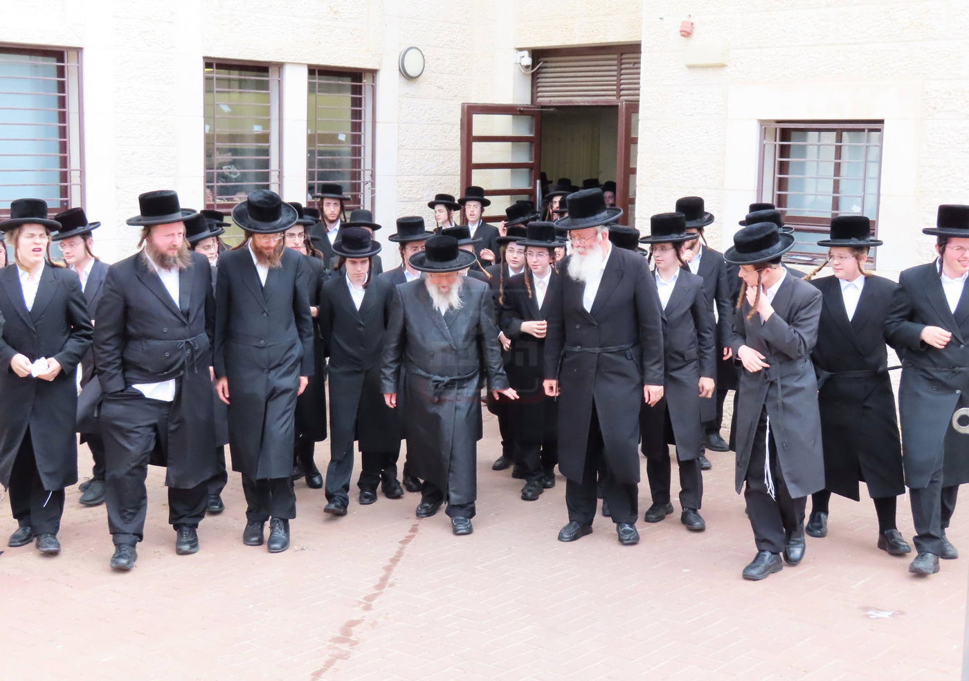 האדמו"ר מפינסק קרלין בביקור בישיבתו בביתר עילית