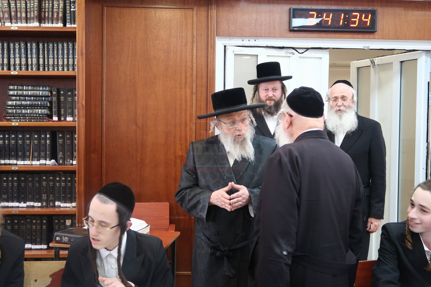האדמו"ר מפינסק קרלין בביקור בישיבתו בביתר עילית