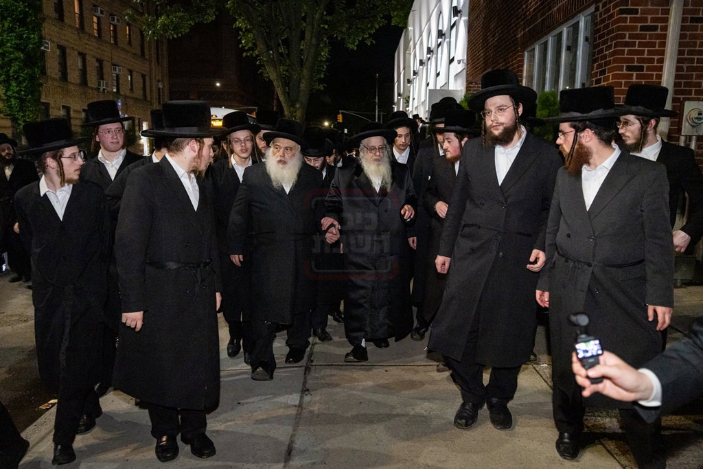 האדמו"ר מצאנז קלויזנבורג במצוות שילוח הקן