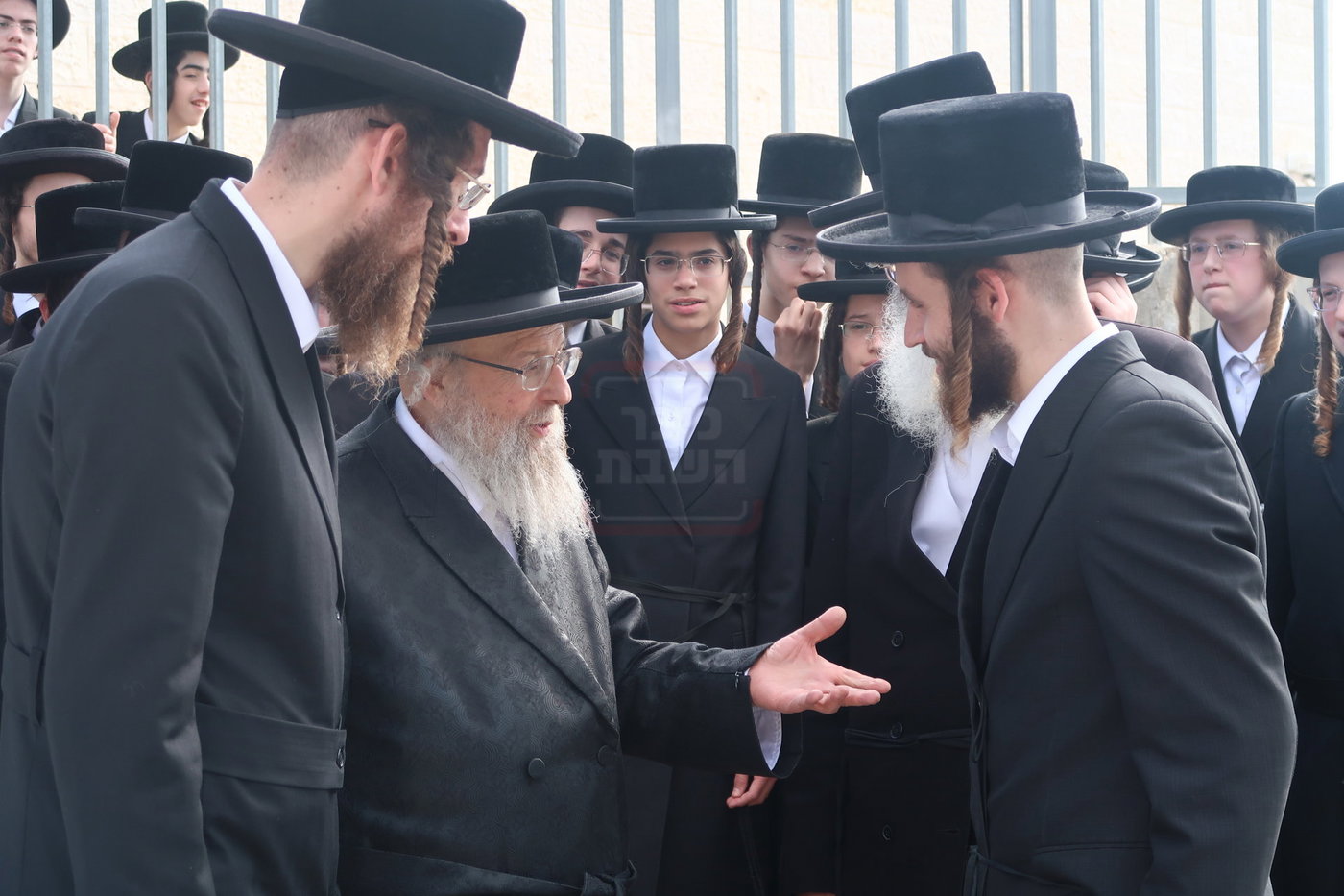 האדמו"ר מפינסק קרלין בביקור בישיבתו בביתר עילית