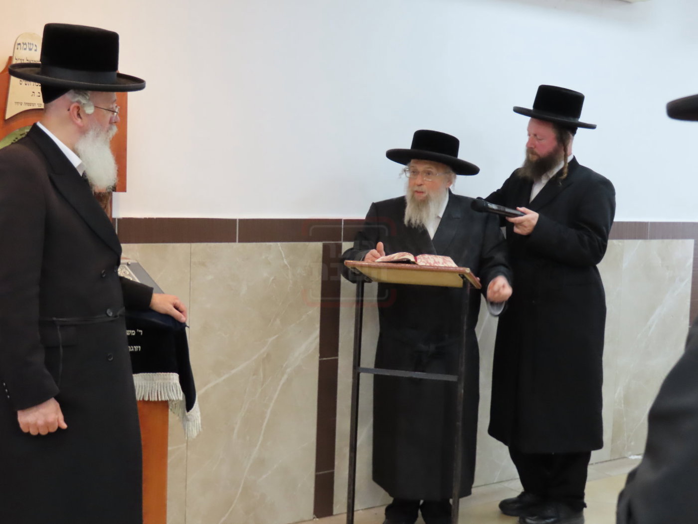 האדמו"ר מפינסק קרלין בביקור בישיבתו בביתר עילית
