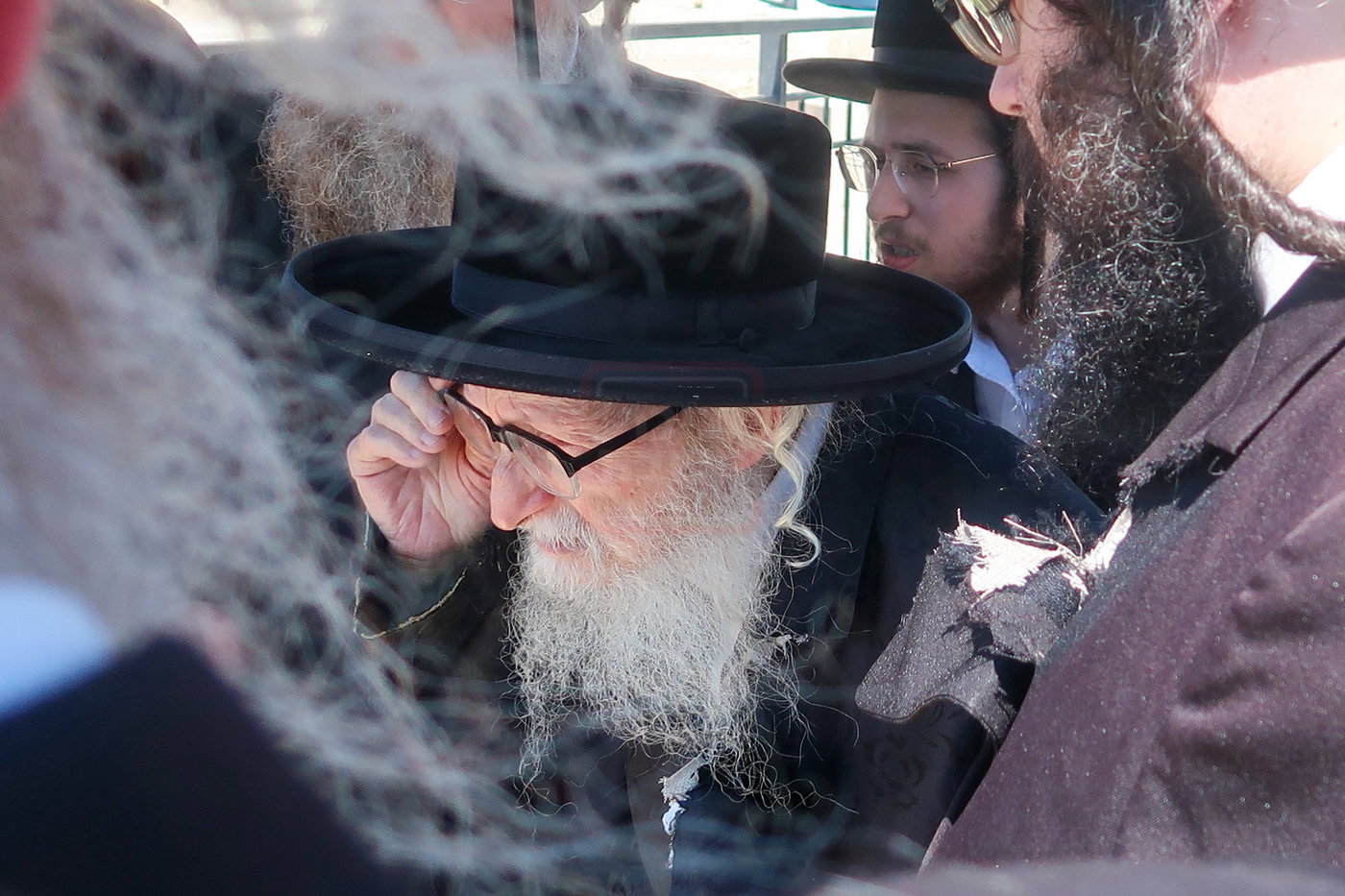 האדמו"ר מסערדאהעלי צופה אל מקום המקדש