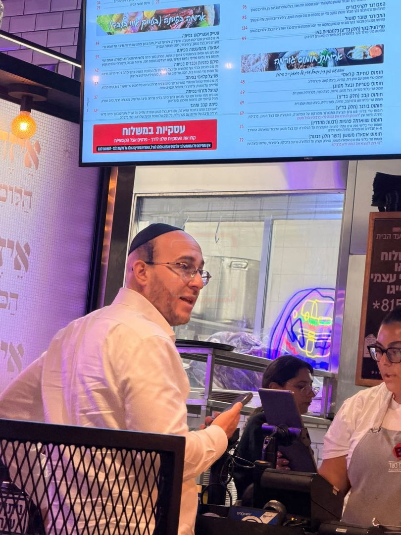 האדמו"ר שפיטר את כל הגבאים | 'זופניק בכיכר' עם כל התמונות, הנייעס והחשיפות של השבוע